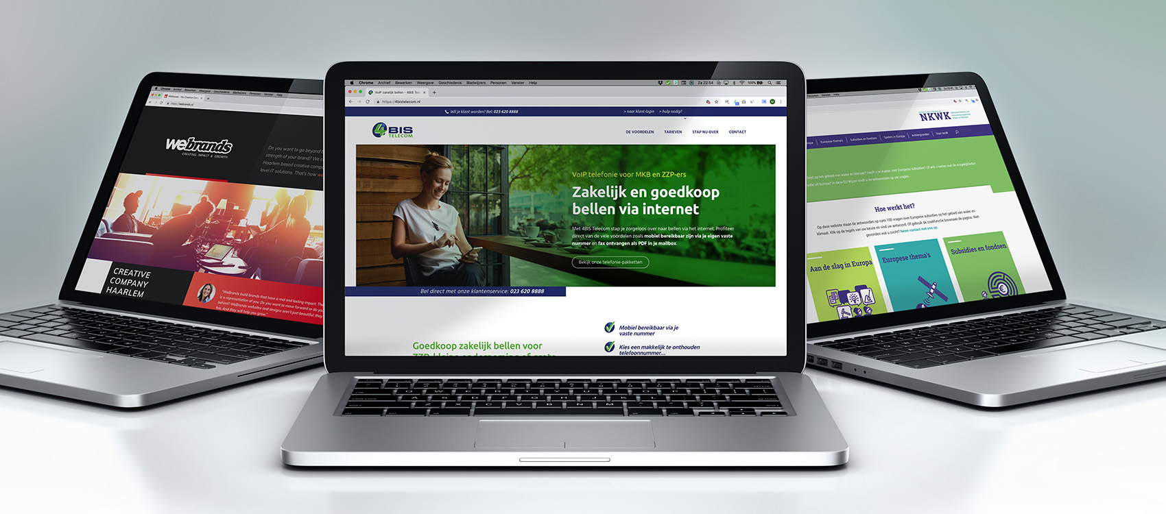 Ontwerp: succesvol met een nieuw bedrijf Bureau met laptop met daarom de nieuwe website van Young MKB